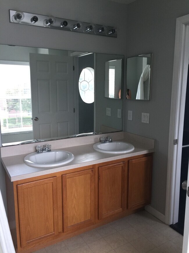 Building Photo - Gorgeous Townhouse in the heart of Avalon ...