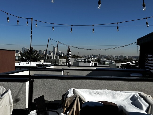 Building Photo - Available Early March!!  Bright and light with fantastic Views!!