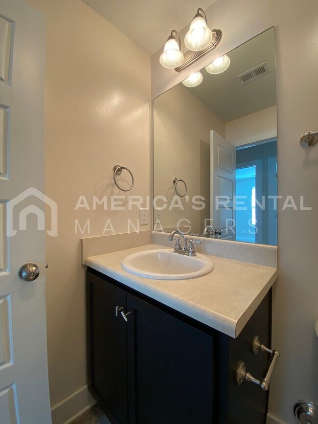 Building Photo - Large Townhome for Rent in Gardendale... Available to View Now!