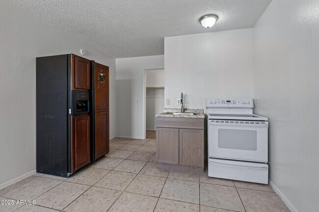 Building Photo - 576 N San Marcos Dr