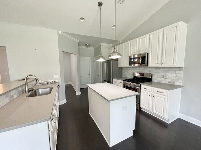 Building Photo - Three Bedroom, Cypress Ridge Townhouse!