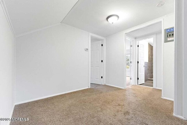 Building Photo - 207 Oakwood Ave