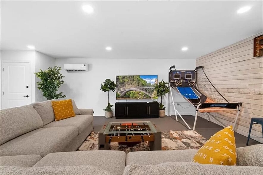 Building Photo - 22 Deer Path