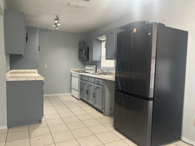 Building Photo - 1616 Jacaranda Ct