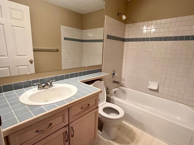 Building Photo - Gorgeous townhome in Redmond