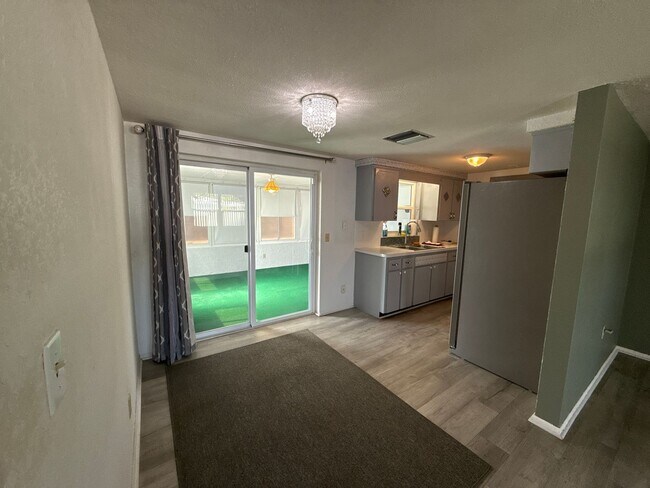 Building Photo - Beautiful 2 bedroom home with fenced in backyard