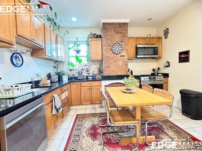 Building Photo - 64 Aldie St