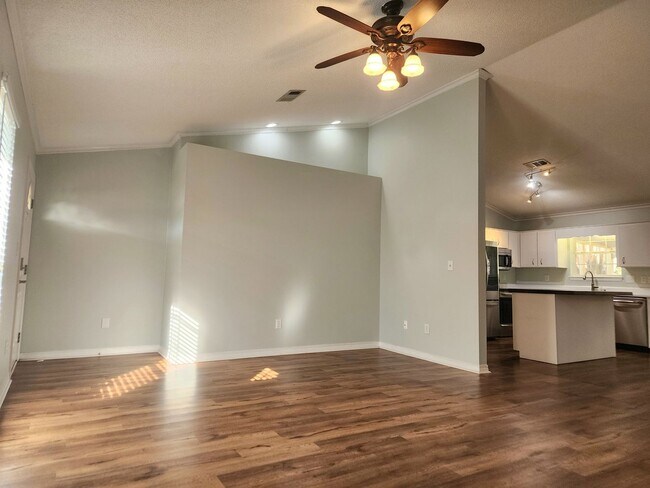 Building Photo - Adorable back yard in Gulf Shores - 3/2