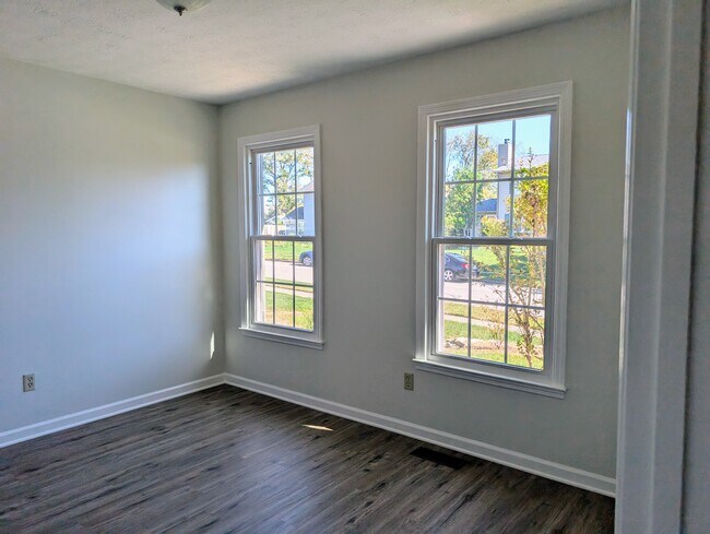 Downstairs Bedroom - 3221 Hunters Point Dr