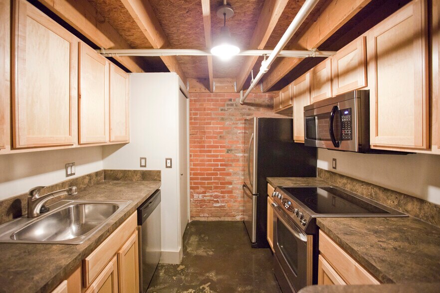 Building Photo - 6533 E Jefferson Ave