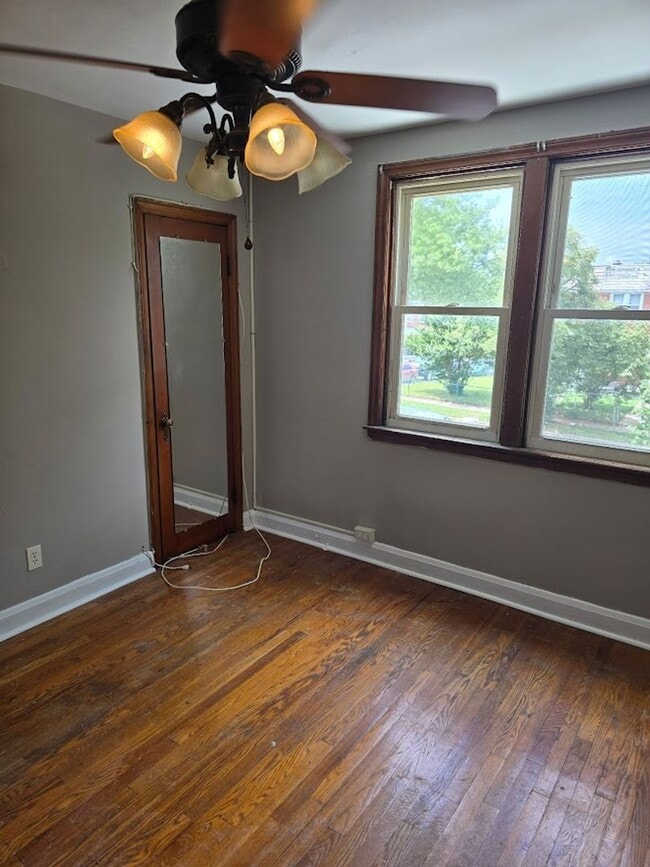 Building Photo - The Perfect 2 Bed / 1 Bath Townhouse 5 min...