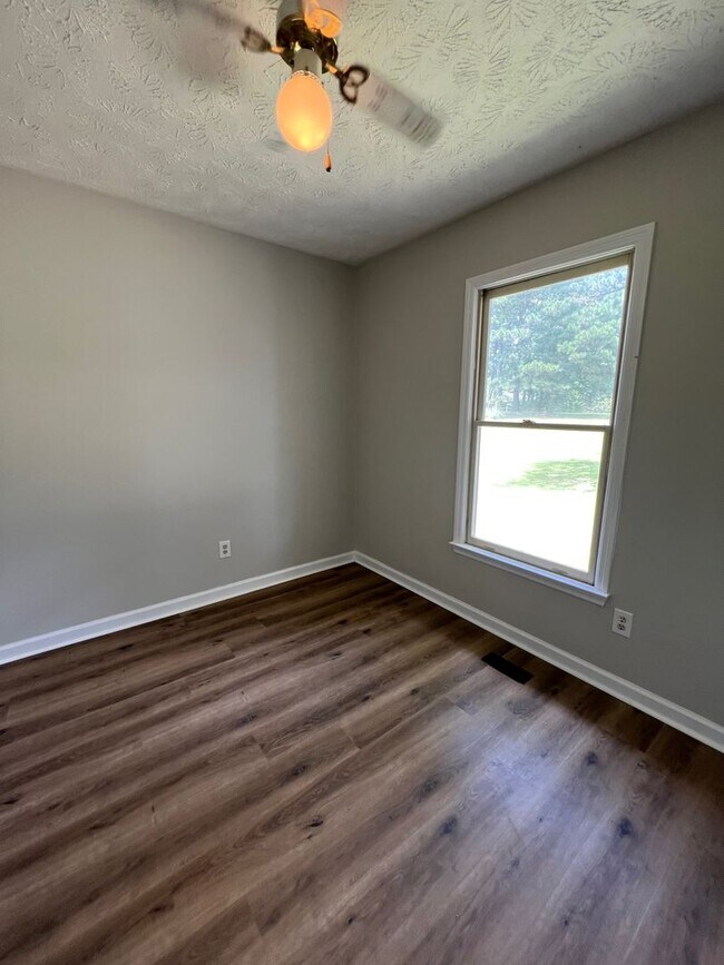 Building Photo - Lovely 3 Bed 2 Bath Raeford Home