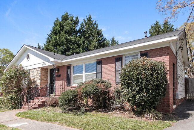 Building Photo - 2836 Parkmont Dr