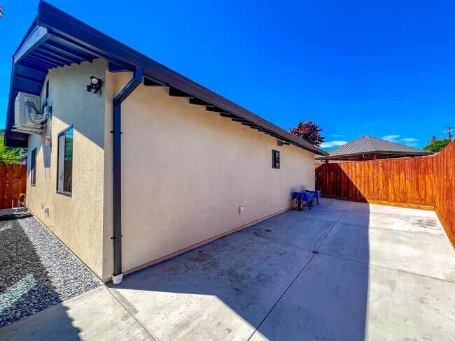 Building Photo - 174 Chelsea Ave