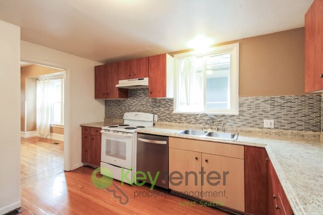 Building Photo - Spacious and Stylish 3 Bedroom in Prime Location