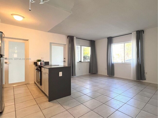 Building Photo - 2430 NE 135th St