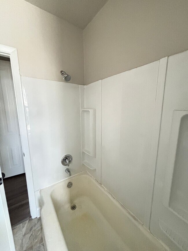 Building Photo - 2 BR Home Available in Catasauqua, PA