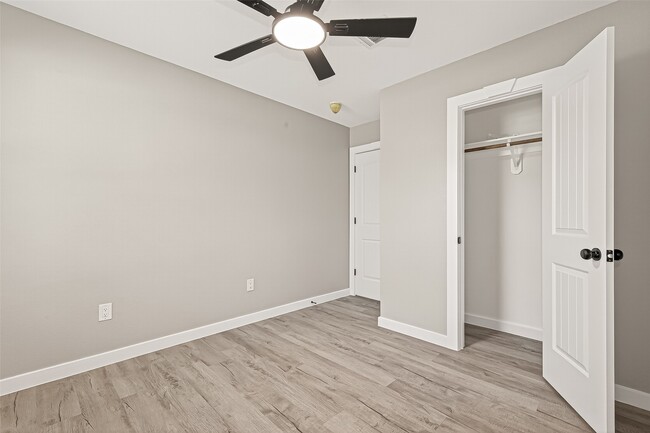 Building Photo - 10531 Royal Oaks Dr