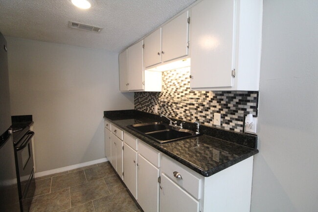 Building Photo - Southwest Pensacola Townhome Near NAS Pensacola with Granite Kitchen & Privacy-Fenced Patio