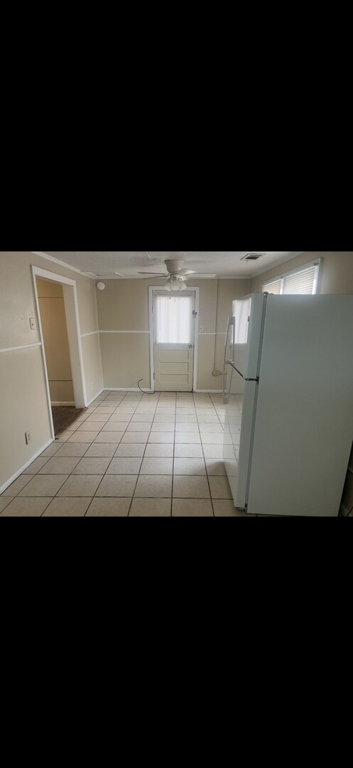 Building Photo - Adorable 2 BR / 1 BA - Cute affordable Home - Fort Walton Beach - Behind  ACE Hardware off Racetr...