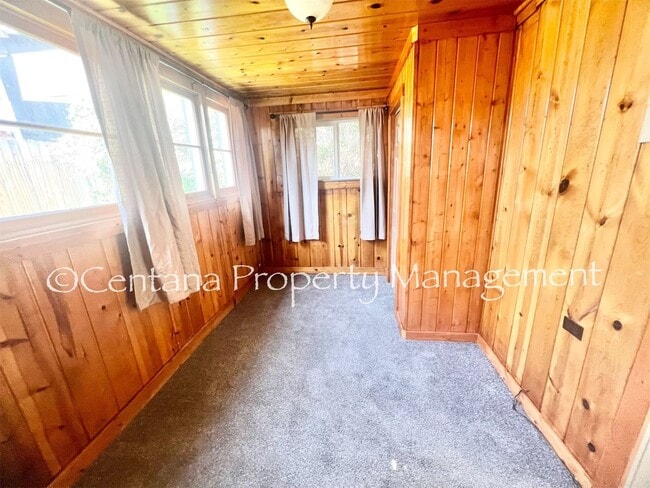 Building Photo - Quaint 2-bedroom cottage located in uptown...