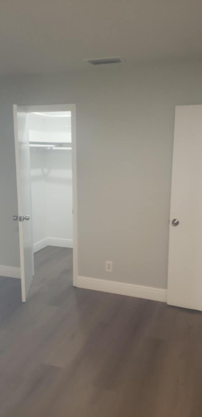 Building Photo - 4444 Golfers Dr W