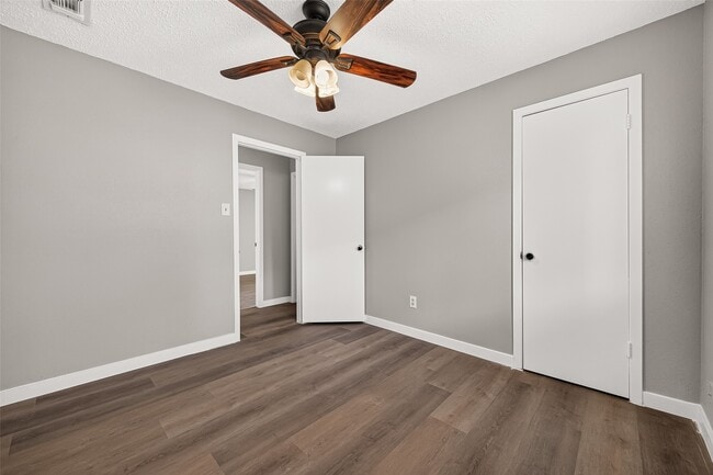 Building Photo - 10814 Parkland Woods Dr