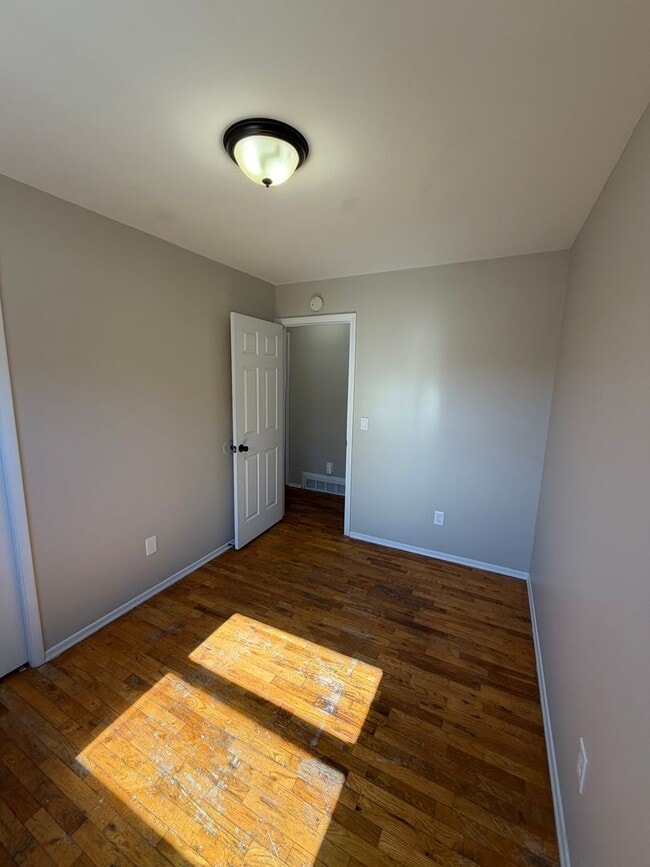 Building Photo - Remodeled 4BR/2BA Home in Lansing — Move in ready