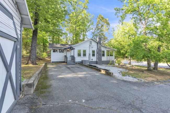 Building Photo - Cozy 2 Bed / 1 Bath Bungalow Near the Blue Ridge Mountains on Nearly 1 Acre $1,595/mo rent