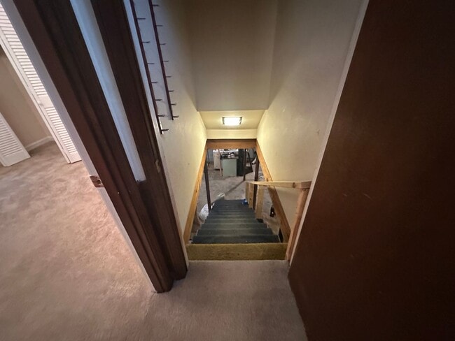 Building Photo - Private, Spacious, Well Maintained 3 Bedro...