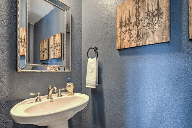 Building Photo - Beautiful 2+ Bedroom, 4 Level Townhome Wit...