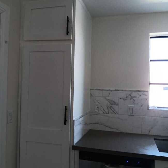 Building Photo - 1419 W 179th St