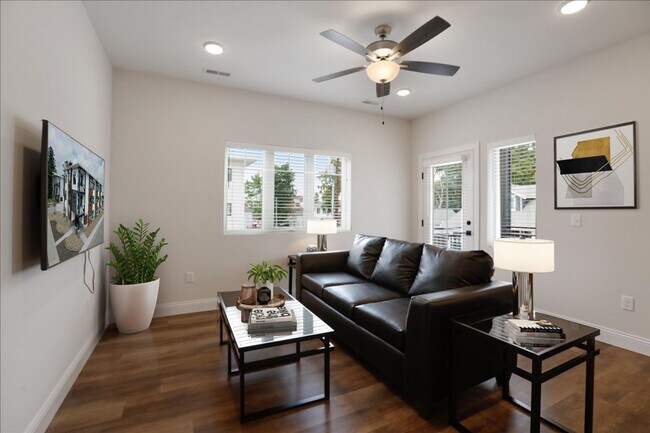 Building Photo - 302 W Clark St