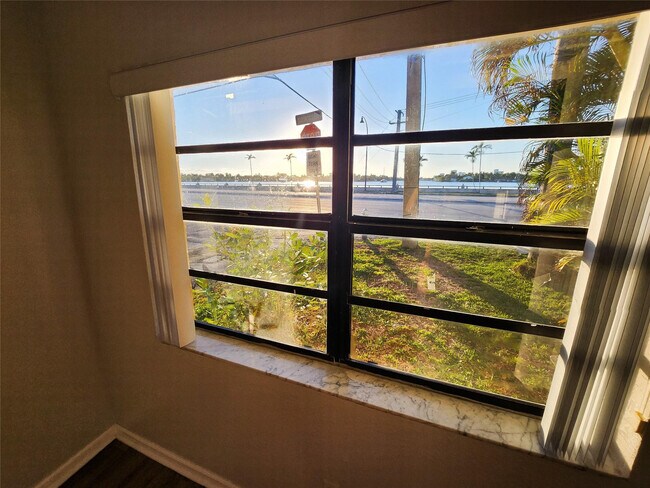 Building Photo - 513 S Ocean Dr