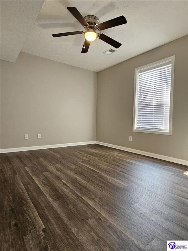 Building Photo - 118 Twin Lakes Dr