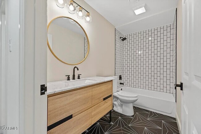 Building Photo - 1140 Park Hill Cir