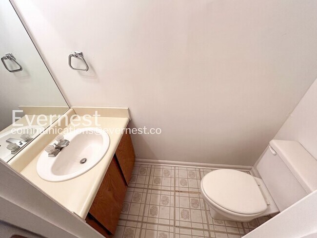 Building Photo - 2 Bed/2.5 Bath Townhome with Fenced Yard / Pet-Friendly / Available Now!