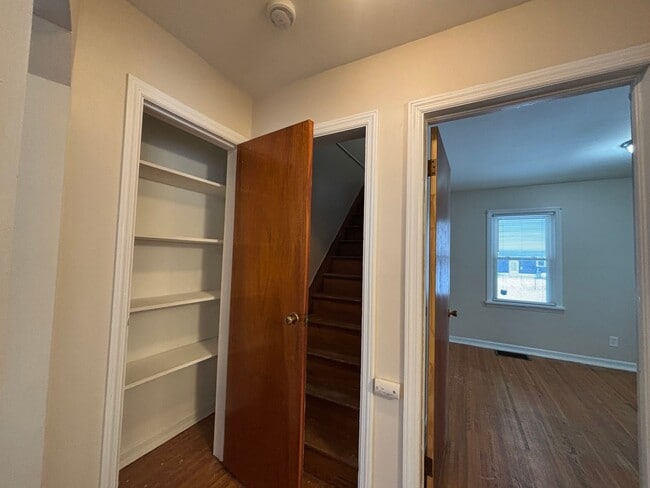 Building Photo - 3 Bedroom 1.5 Bath House - Parking/Laundry Hook-Ups!