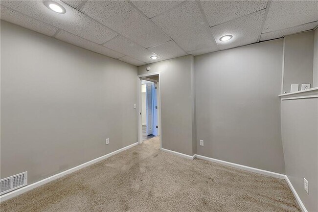 Building Photo - 300 Austin Dr