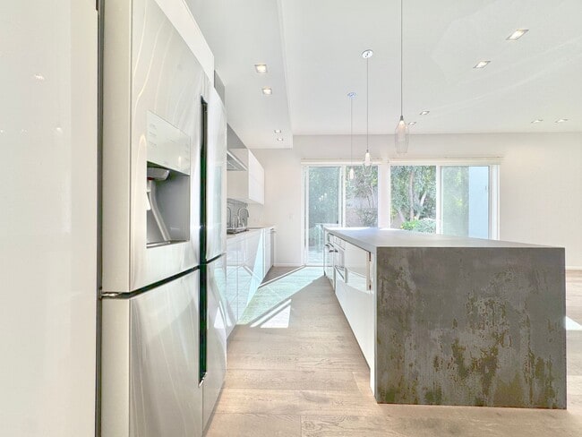 Building Photo - Beautiful Zen inspired modern 3 Bed + 3 Bath House + Garage + Private Yard