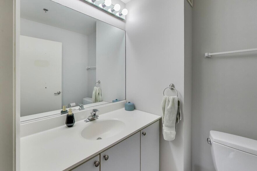 Building Photo - 435 W Erie St