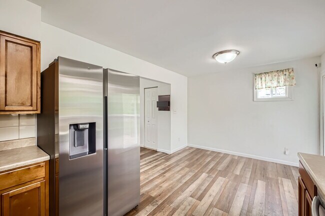 Building Photo - 605 Raemar Dr