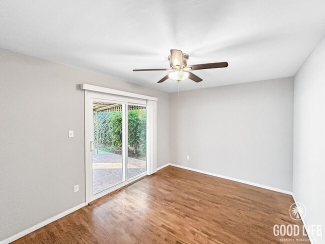 Building Photo - Beautiful 2BD/1BA W/ Large Backyard and Re...