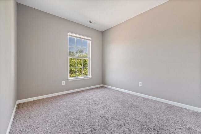 Building Photo - Stunning 3 Story Townhome in South Durham!