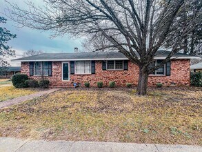 Building Photo - Beautiful Brick 3 bed/2 bath home!