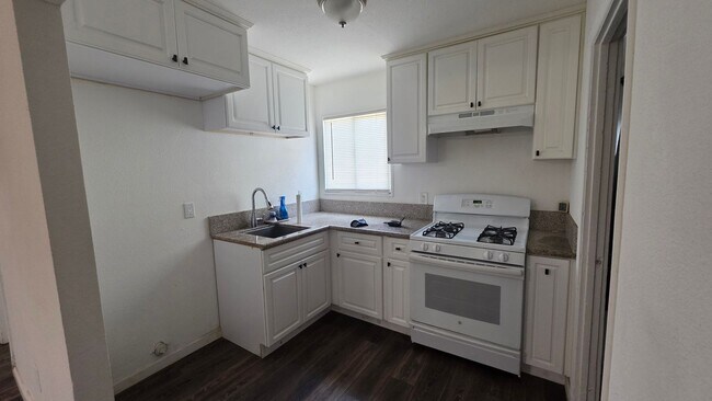 Building Photo - 2 Bedroom 1 Bath Now Available