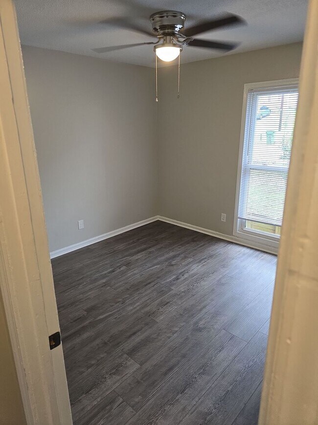 Building Photo - 4 or 5 Bedroom 1.5 bath 2 story house