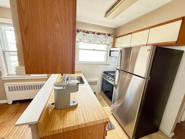 Building Photo - 207 N Thurlow Ave