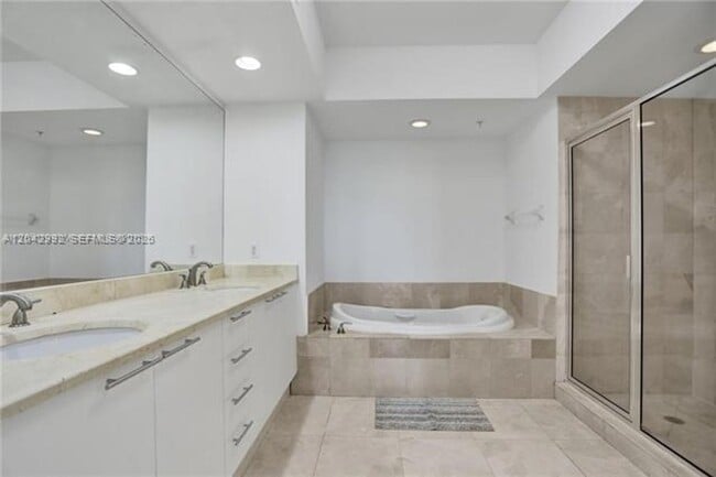 Building Photo - 15051 Royal Oaks Ln