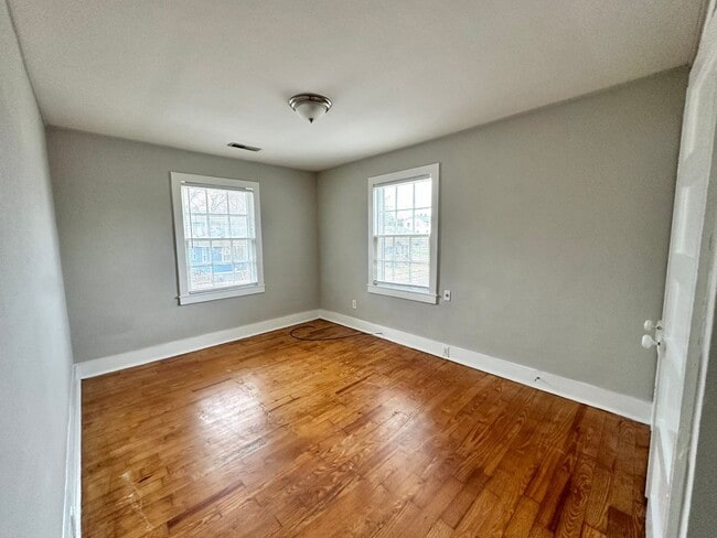 Building Photo - Duplex Townhouse with Huge Yard! Pet Friendly! Close to the Lake!